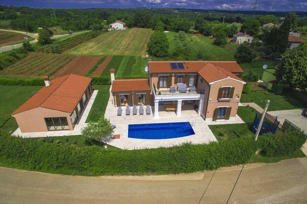 Villa Kanco Барбан Экстерьер фото
